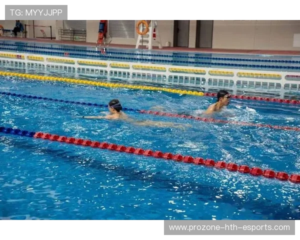 游泳选手在中程项目中专注抓节奏点